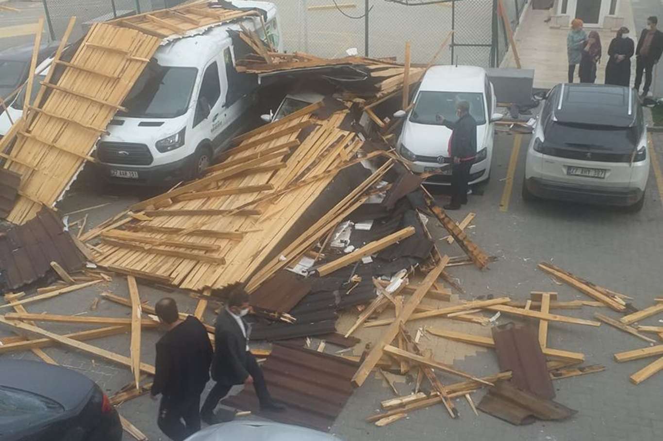 Binadaki çatının düşme anları kamerada